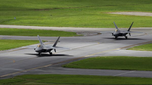 In this Aug. 14, 2012 photo, two U.S. Air Force F-22 Raptor stealth fighters taxi before take-off at Kadena Air Base on the southern island of Okinawa in Japan - Sputnik Brasil