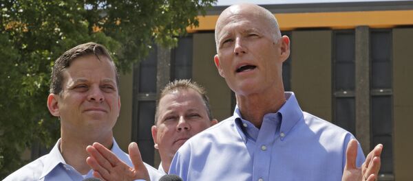 Governador do estado da Flórida, Rick Scott, fala a repórteres em Miami e declara estado de emergência, em 28 de agosto de 2015. AP Photo/Alan Diaz - Sputnik Brasil