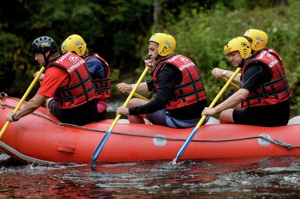 Sergei Lavrov pratica rafting em corredeiras sinuosas no noroeste da Rússia - Sputnik Brasil
