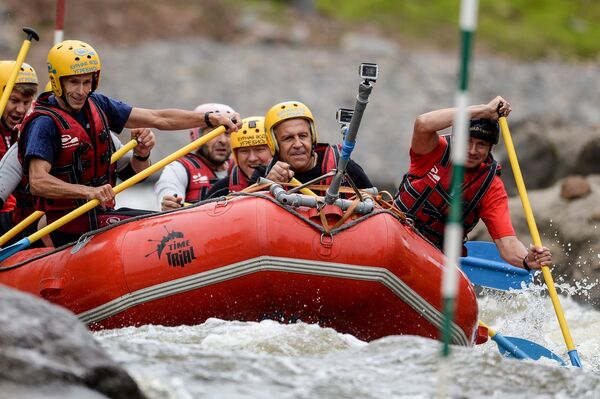 Chanceler russo Sergei Lavrov e os seus parceiros testam um novo canal de remo na região de Novgorod - Sputnik Brasil