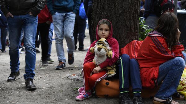 Uma criança imigrante em frente da Secretaria de Estado da Saúde e Assuntos Sociais (LAGeSo) em Berlim. 25 de agosto de 2015. - Sputnik Brasil