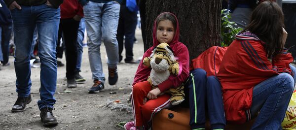 Uma criança imigrante em frente da Secretaria de Estado da Saúde e Assuntos Sociais (LAGeSo) em Berlim. 25 de agosto de 2015. Uma criança imigrante em frente da Secretaria de Estado da Saúde e Assuntos Sociais (LAGeSo) em Berlim. 25 de agosto de 2015. - Sputnik Brasil