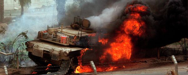 Huge flames come out of a US Abrams battle tank. - Sputnik Brasil