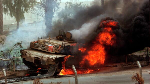 Huge flames come out of a US Abrams battle tank. - Sputnik Brasil