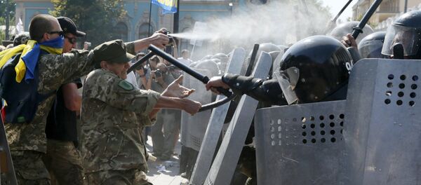 Demonstrators, who are against a constitutional amendment on decentralization, clash with police outside the parliament building in Kiev - Sputnik Brasil
