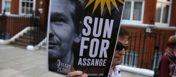 Apoio ao fundador do Wikileaks, Julian Assange, em frente à embaixada equatoriana em Londres - Sputnik Brasil