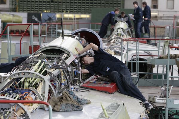 Montagem do avião russo MiG-29K/KUB - Sputnik Brasil