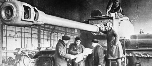 Funcionários de uma planta preparam o tanque soviético IS (a sigla derivada de Iosef Stalin) para a frente de batalha durante a Segunda Guerra Mundial - Sputnik Brasil