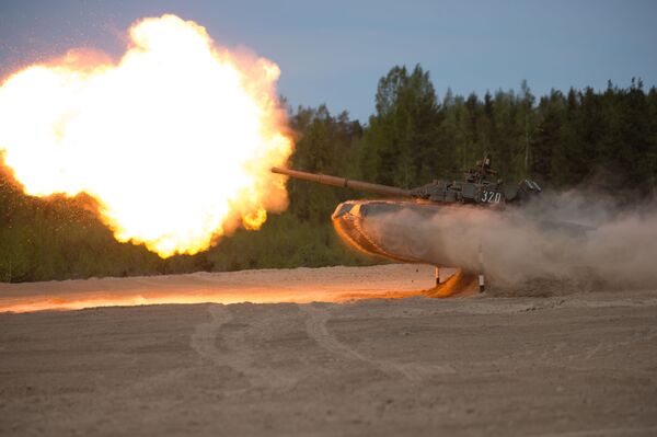 Tanque T-80 durante competições Corrida de heróis realizada nos arredores de São Petersburgo. 2015 Tanque T-80 durante competições Corrida de heróis realizada nos arredores de São Petersburgo. 2015 - Sputnik Brasil