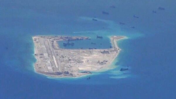 Chinese dredging vessels are purportedly seen in the waters around Fiery Cross Reef in the disputed Spratly Islands in the South China Sea in this still file image from video taken by a P-8A Poseidon surveillance aircraft provided by the United States Navy - Sputnik Brasil