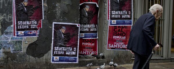 Cartazes rezando Soberania ou calote dos abutres em uma parede em Buenos Aires. - Sputnik Brasil