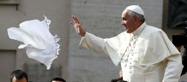 Papa Franciso tenta pegar um lenço jogado por um fiel na Praça São Pedro. - Sputnik Brasil