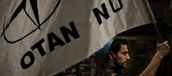 Um membro do movimento pacifista com a bandeira No OTAN - Sputnik Brasil