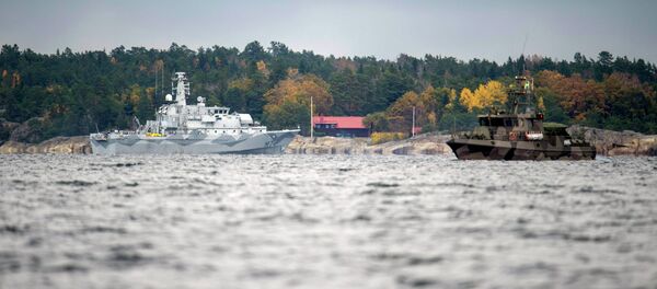 The Swedish minesweeper HMS Kullen, left, and a guard boat in Namdo Bay, Sweden,Tuesday, Oct. 21, 2014 on their fifth day of searching for a suspected foreign vessel in the Stockholm archipelago - Sputnik Brasil