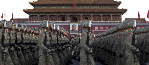 Soldados chineses desfilam em Pequim - Sputnik Brasil