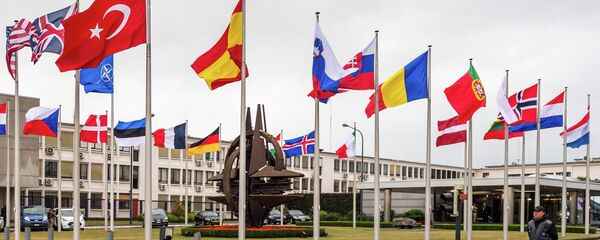 As bandeiras dos países membros da OTAN perto da sede da OTAN em Bruxelas - Sputnik Brasil