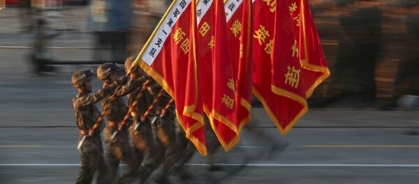 Soldados do Exército de Libertação Popular da China desfilam carregando bandeiras com nomes de algumas tropas do Exército de Libertação Popular da China durante o ensaio antes da parada militar em homenagem aos 70 anos da vitória na Segunda Guerra Mundial, Pequim, China, 3 de setembro de 2015 Soldados do Exército de Libertação Popular da China desfilam carregando bandeiras com nomes de algumas tropas do Exército de Libertação Popular da China durante o ensaio antes da parada militar em homenagem aos 70 anos da vitória na Segunda Guerra Mundial, Pequim, China, 3 de setembro de 2015 - Sputnik Brasil