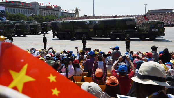 Veículos militares transportam mísseis DF-31A na praça de Tianamen durante a parada militar em homenagem aos 70 anos da vitória na Segunda Guerra Mundial, Pequim, China, 3 de setembro de 2015. - Sputnik Brasil