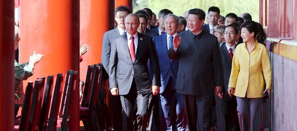O presidente chinês Xi Jinping passeia acompanhado pelo presidente russo Vladimir Putin, presidente da Coreia do Sul Park Geun-hye e presidente do Cazaquistão Nursultan Nazarbayev na Porta de Tianamen, no dia da parada militar em homenagem aos 70 anos da vitória na Segunda Guerra Mundial, Pequim, China, 3 de setembro de 2015 - Sputnik Brasil