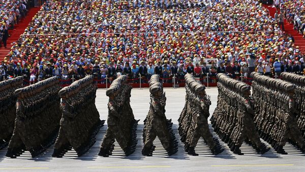 Soldados do Exército de Libertação Popular da China desfilam durante a parada militar em homenagem aos 70 anos da Vitória na Segunda Guerra Mundial, Pequim, China, 3 de setembro de 2015 - Sputnik Brasil