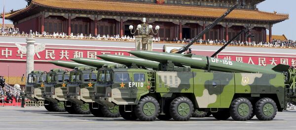 Veículos militares transportam mísseis balísticos de curto alcance DF-15B passando pela Porta de Tianamen durante a parada militar em homenagem aos 70 anos da vitória na Segunda Guerra Mundial, Pequim, China, 3 de setembro de 2015 - Sputnik Brasil