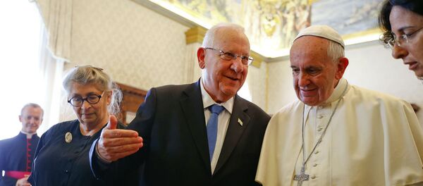 O presidente de Israel, Reuven Rivlin, é recebido no Vaticano pelo Papa Francisco. - Sputnik Brasil