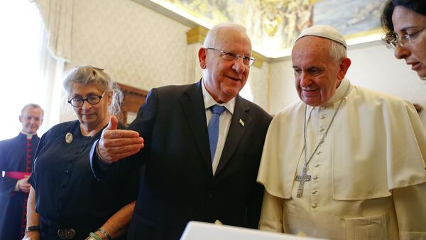 O presidente de Israel, Reuven Rivlin, é recebido no Vaticano pelo Papa Francisco. - Sputnik Brasil