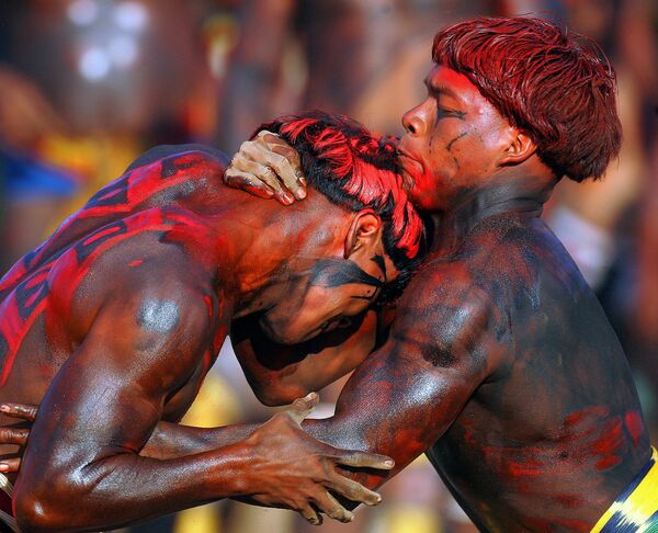 Indígenas brasileiros lutam durante a cerimônia de Quarup em 14 de agosto de 2005. - Sputnik Brasil