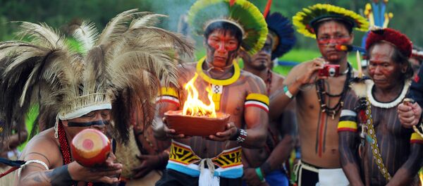 Caiapó, Xerente, Manoki e outros povos indígenas do Brasil acendem fogo sagrado em um ritual durante a conferência Rio+20, em 2012. - Sputnik Brasil