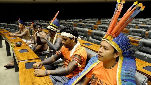 Indígenas aguardam início de sessão dedicada às etnias brasileiras no Congresso, em 16 de abril de 2015. - Sputnik Brasil