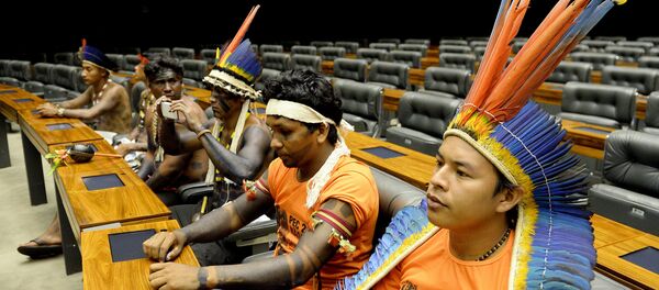 Indígenas aguardam início de sessão dedicada às etnias brasileiras no Congresso, em 16 de abril de 2015. - Sputnik Brasil