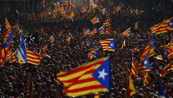As bandeiras estreladas que simbolizam independência da Catalunha durante os protestos de setembro de 2014, Barcelona, Espanha - Sputnik Brasil