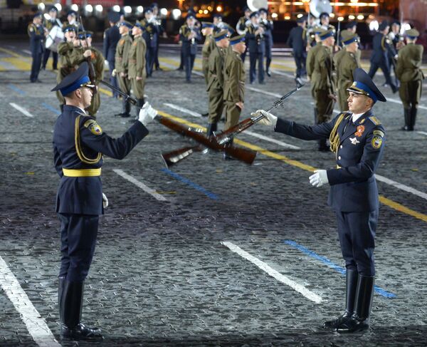 Guarda de honra do regimento do Kremlin no Festival Internacional de Música Militar Spasskaya Bashnya na Praça Vermelha - Sputnik Brasil