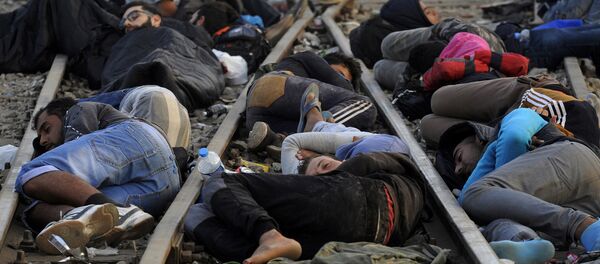 Refugiados e migrantes estão dormindo perto da fronteira entre a Grécia e Macedônia, 6 de setembro de 2015 - Sputnik Brasil