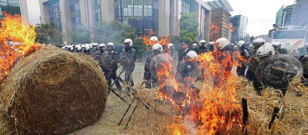 Policiais belgas durante os protestos dos produtores agrícolas na praça em frente do edifício do Conselho da União Europeia, Bruxelas, Bélgica, 7 de setembro de 2015 - Sputnik Brasil