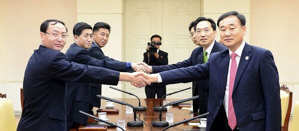 Autoridades da Coreia do Sul e da Coreia do Norte acordam o encontro de familiares separadas pela guerra. - Sputnik Brasil