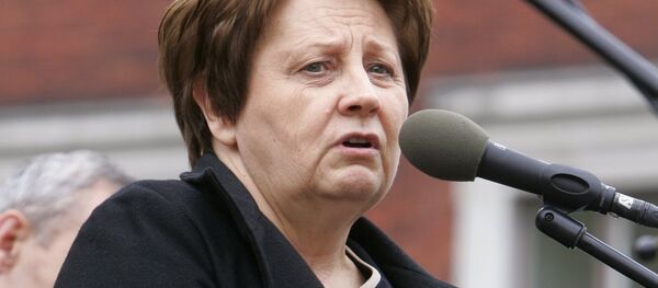 Laimdota Straujuma, primeira-ministra da Letônia, dirige um discurso ao povo durante uma manifestação. Foto de arquivo - Sputnik Brasil