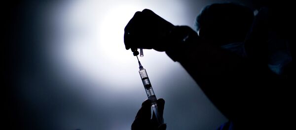 Médico com uma siringa. Foto de arquivo - Sputnik Brasil