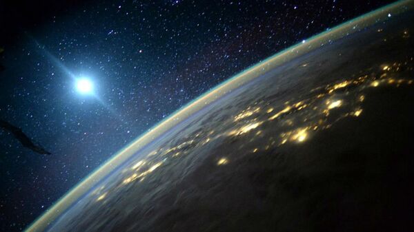 Terra com a Lua ao fundo, em foto registrada pelo astronauta Scott Kelly a bordo da EEI - Sputnik Brasil
