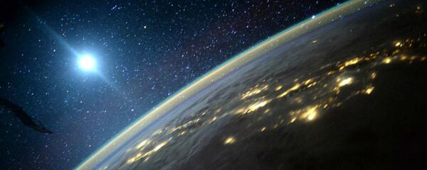 Terra com a Lua ao fundo, em foto registrada pelo astronauta Scott Kelly a bordo da EEI - Sputnik Brasil