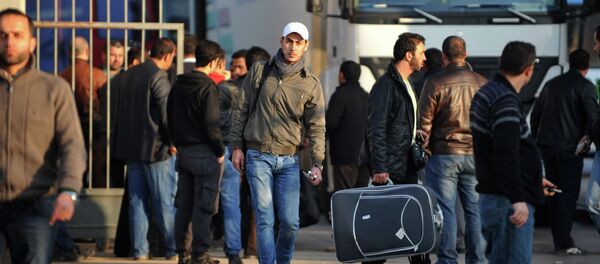 Sírios cruzam a fronteira do seu país com a Turquia - Sputnik Brasil