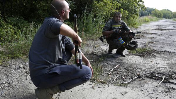 Soldados ucranianos realizam reconhecimento na linha de contato em Donbass - Sputnik Brasil