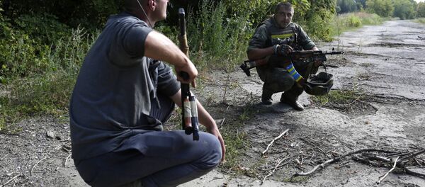 Soldados ucranianos realizam reconhecimento na linha de contato em Donbass - Sputnik Brasil