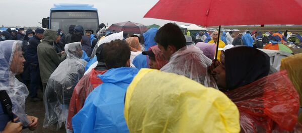 Imigrantes chegando ao campo de Roszke, na Hungria. Imigrantes chegando ao campo de Roszke, na Hungria. - Sputnik Brasil