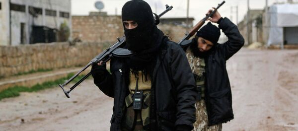 Soldados rebeldes levam armas na vila de Ratian, a norte de Alepo, seguindo uma suposta ofensiva contra eles promovida por forças leais ao presidente President Bashar al-Assad, da Síria. Soldados rebeldes levam armas na vila de Ratian, a norte de Alepo, seguindo uma suposta ofensiva contra eles promovida por forças leais ao presidente President Bashar al-Assad, da Síria. - Sputnik Brasil