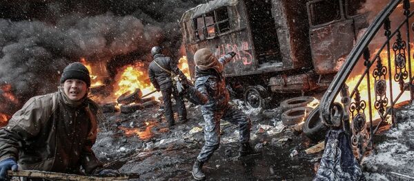 Manifestantes em apoio à integração europeia da Ucrânia em Kiev - Sputnik Brasil