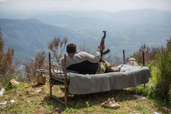 Soldado sírio deitado na cama no morro perto da cidade de Kesab - Sputnik Brasil