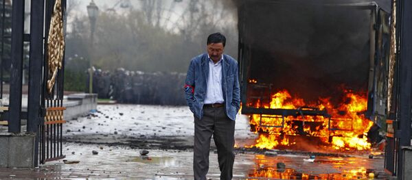 Apoiantes da oposição na frente da sede do governo do Quirguistão, em Bishkek - Sputnik Brasil