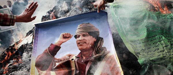 Moradores de Bengasi queimam retratos de Muammar Kadhafi - Sputnik Brasil