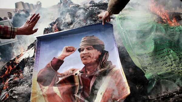 Moradores de Bengasi queimam retratos de Muammar Kadhafi - Sputnik Brasil
